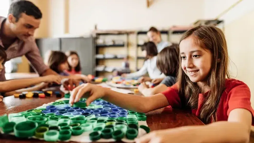 Professora dos brinquedos cria jogos matemáticos com material reciclável