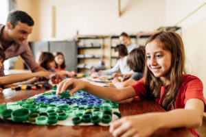 Professora dos brinquedos cria jogos matemáticos com material reciclável