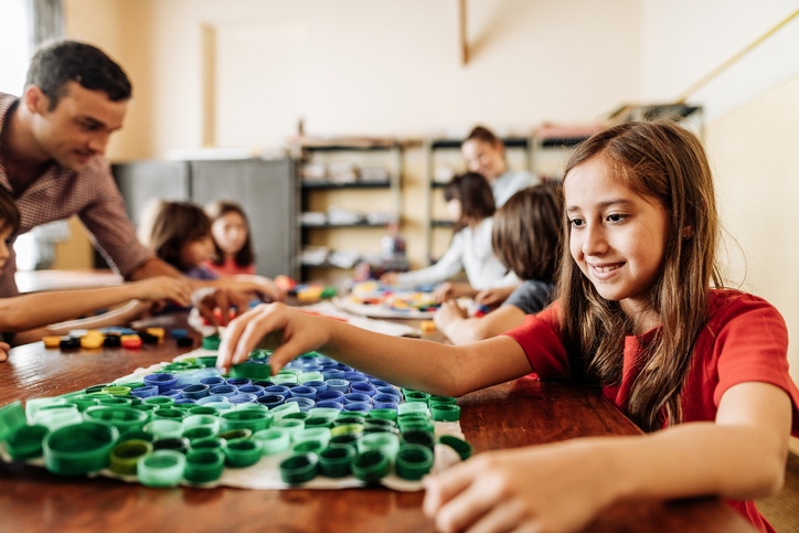 Professora dos brinquedos' cria jogos matemáticos a partir de materiais  recicláveis - PORVIR