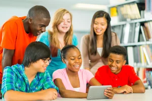 Como a diversidade étnico-racial impacta o ambiente escolar – Entrevista com Thais Galvão